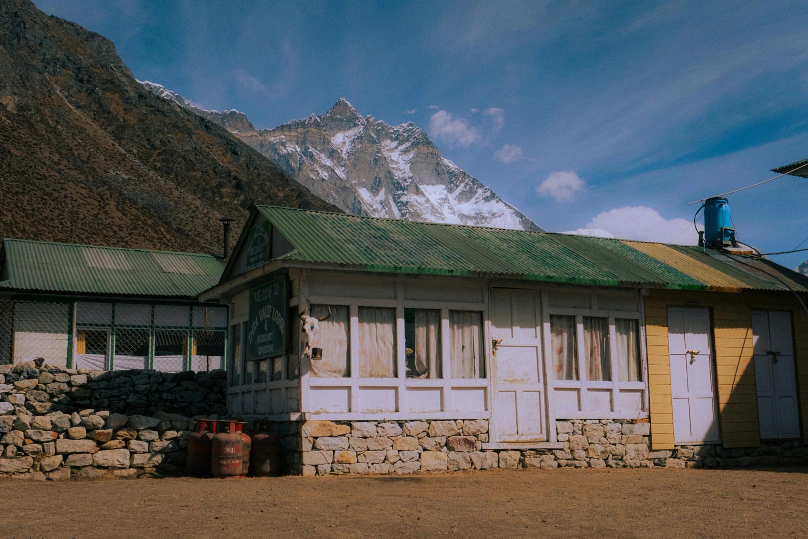 Lodge in the Himalayas with Majestic Mountain Views